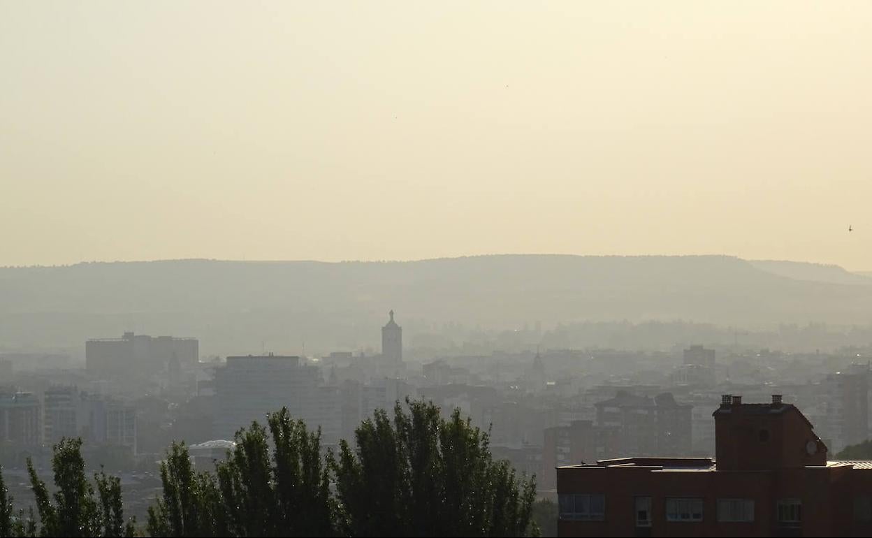 La neblina cubría la ciudad a primera hora de la mañana de este jueves. 