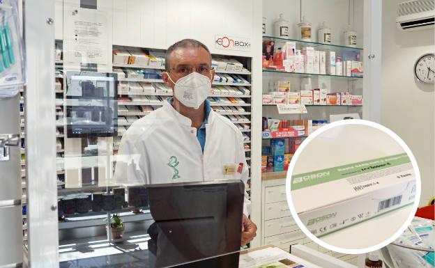 Rafael Martínez en la farmacia de la calle Argales, en Delicias. 