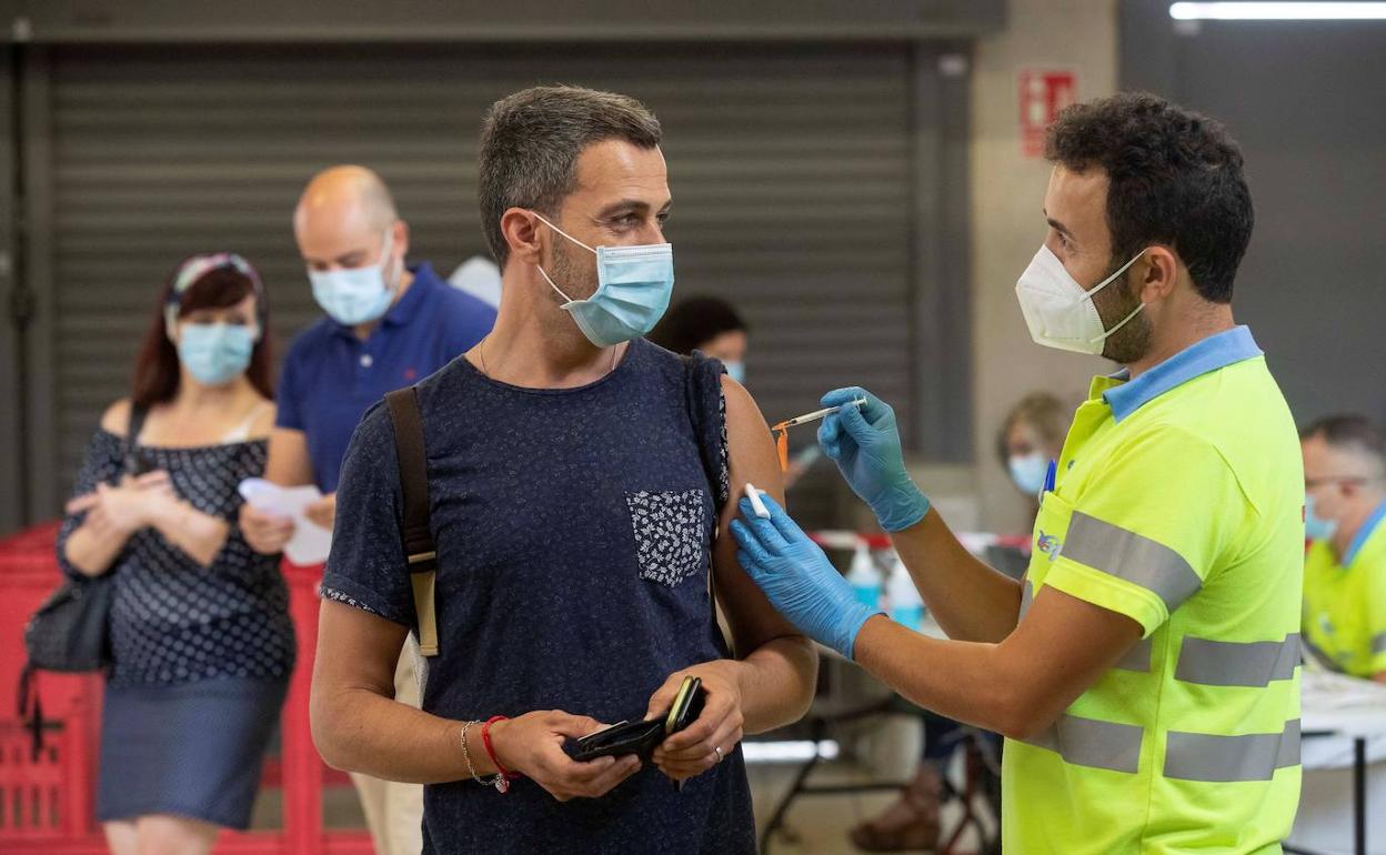 Una persona recibe una dosis de Pfizer.