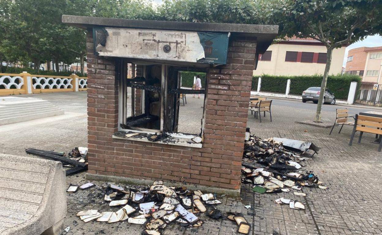 Estado de la bibliocaseta tras el ataque sufrido.