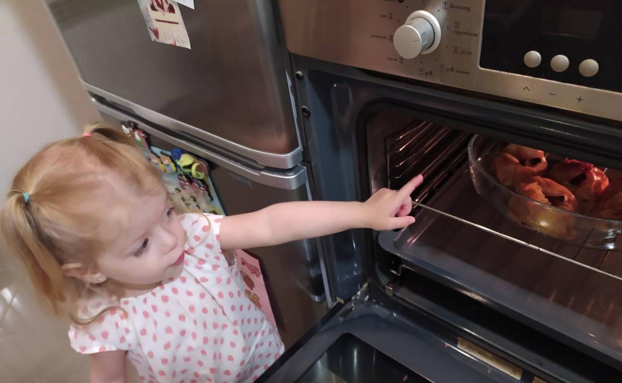 Triana Rincón García vigila el horno hasta que las manzanas asadas estén en su punto. 