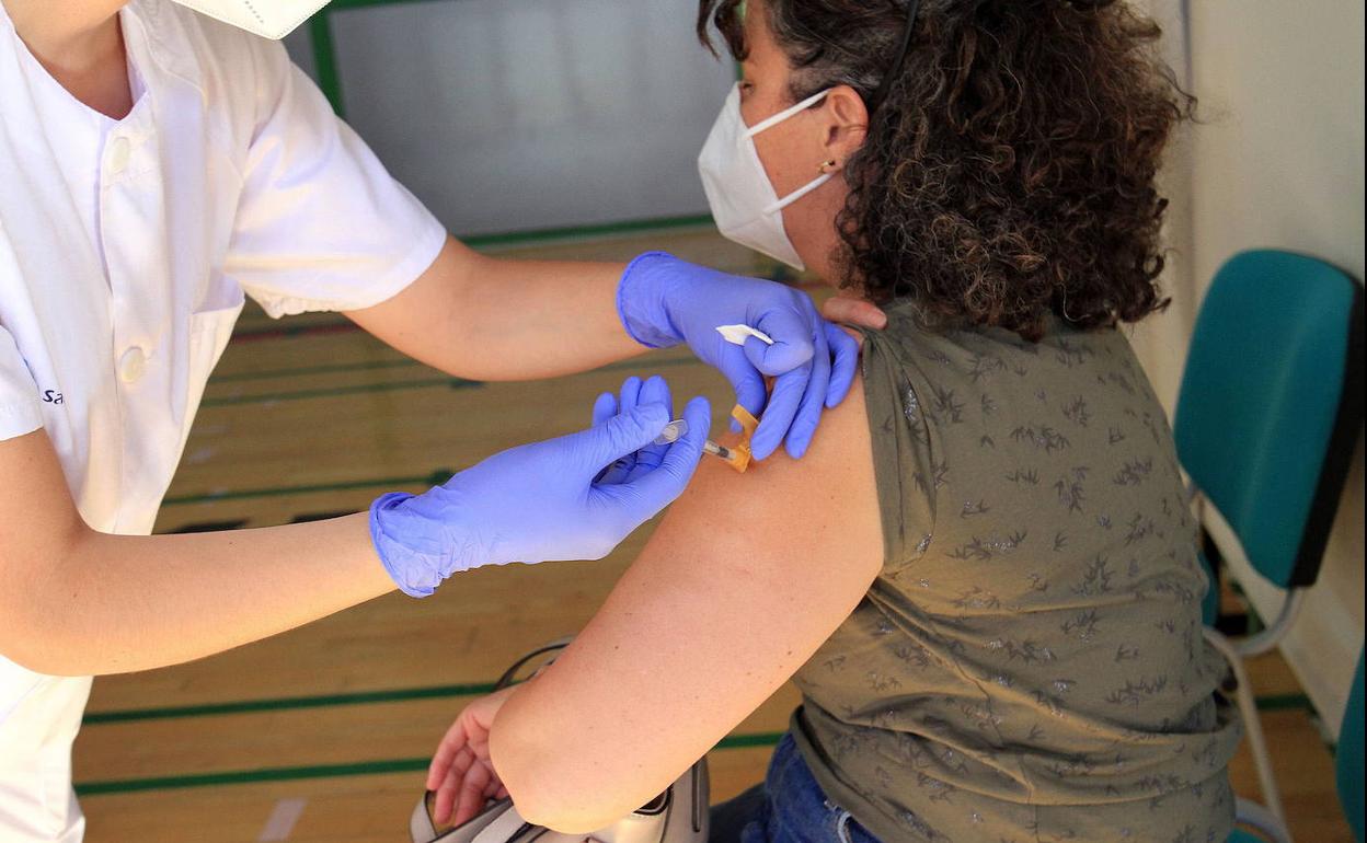 Una enfermera pone una dosis de la vacuna contra la covid a una mujer en Segovia. 