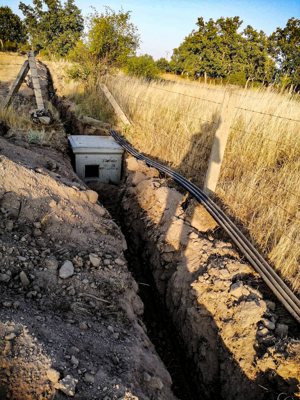 Obras para la instalación de fibra óptica en El Manzano.