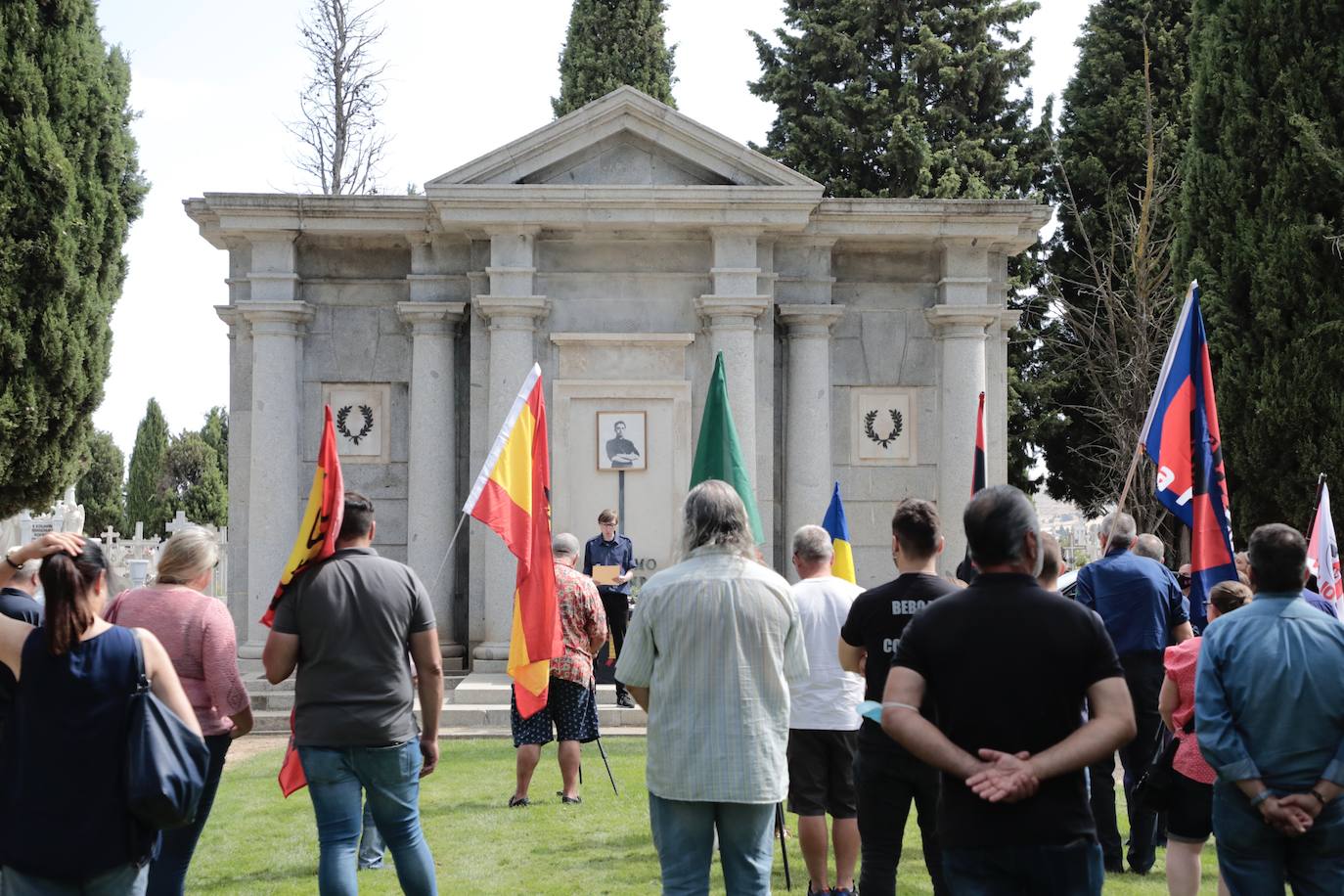 Fotos: Homenaje a Onésimo Redondo en el cementerio del Carmen de Valladolid