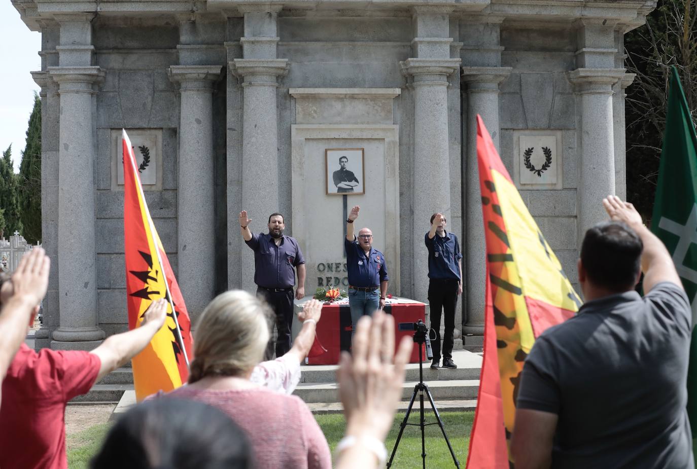 Fotos: Homenaje a Onésimo Redondo en el cementerio del Carmen de Valladolid