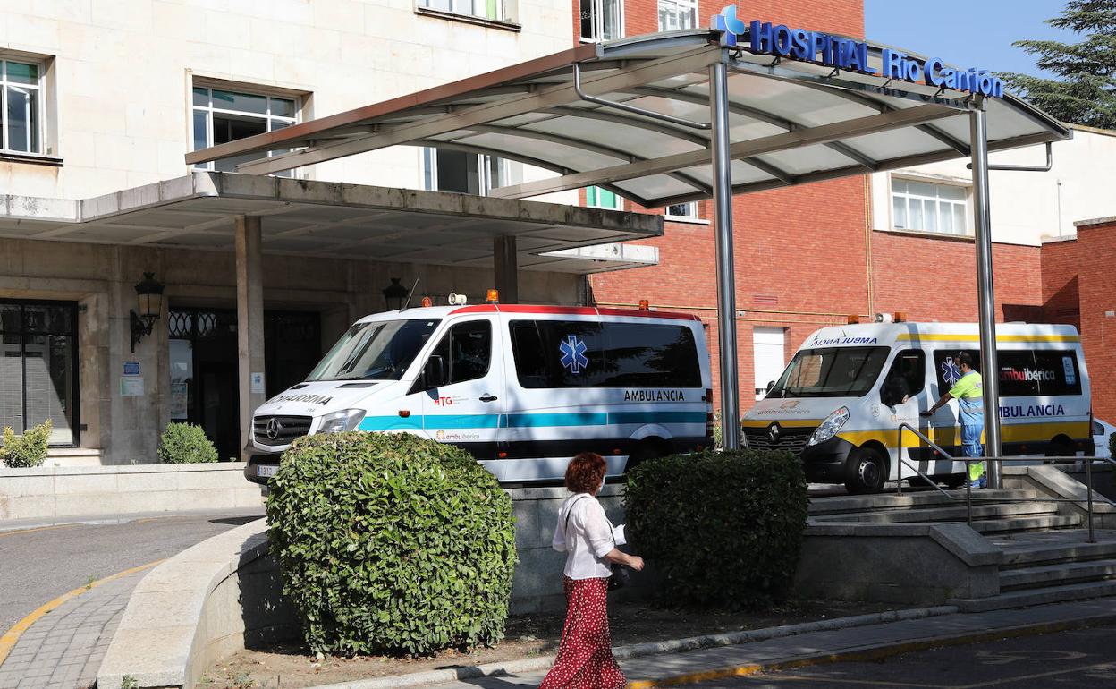 Ambulancias en las puertas del Hospital Río Carrión.