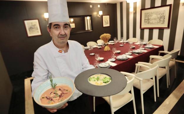 El cocinero Javier Talavera muestra su salmorejo cordobés y su crema fría de verduras. 