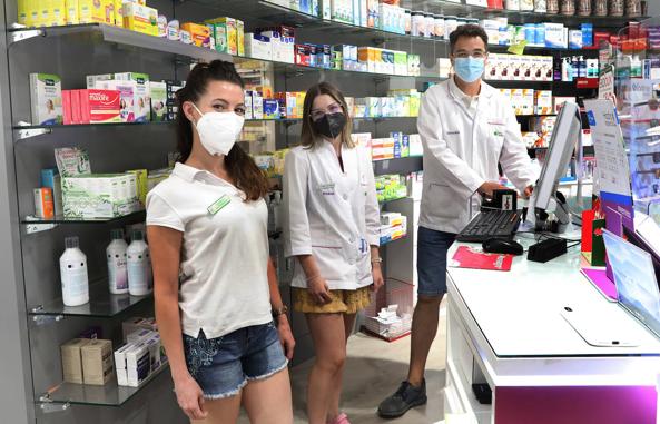 Las técnicos Elena Cendra y Aitan Jiménez, con el farmacéutico Gonzalo de Diego.