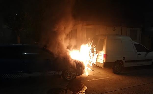 Dos coches arden en Ciudad Rodrigo de Madrugada 