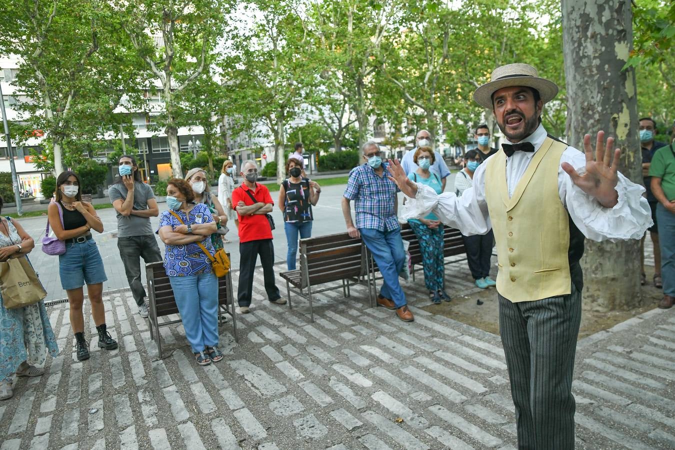 Fotos: Visita teatralizada por Valladolid para conocer la historia del Teatro Pradera