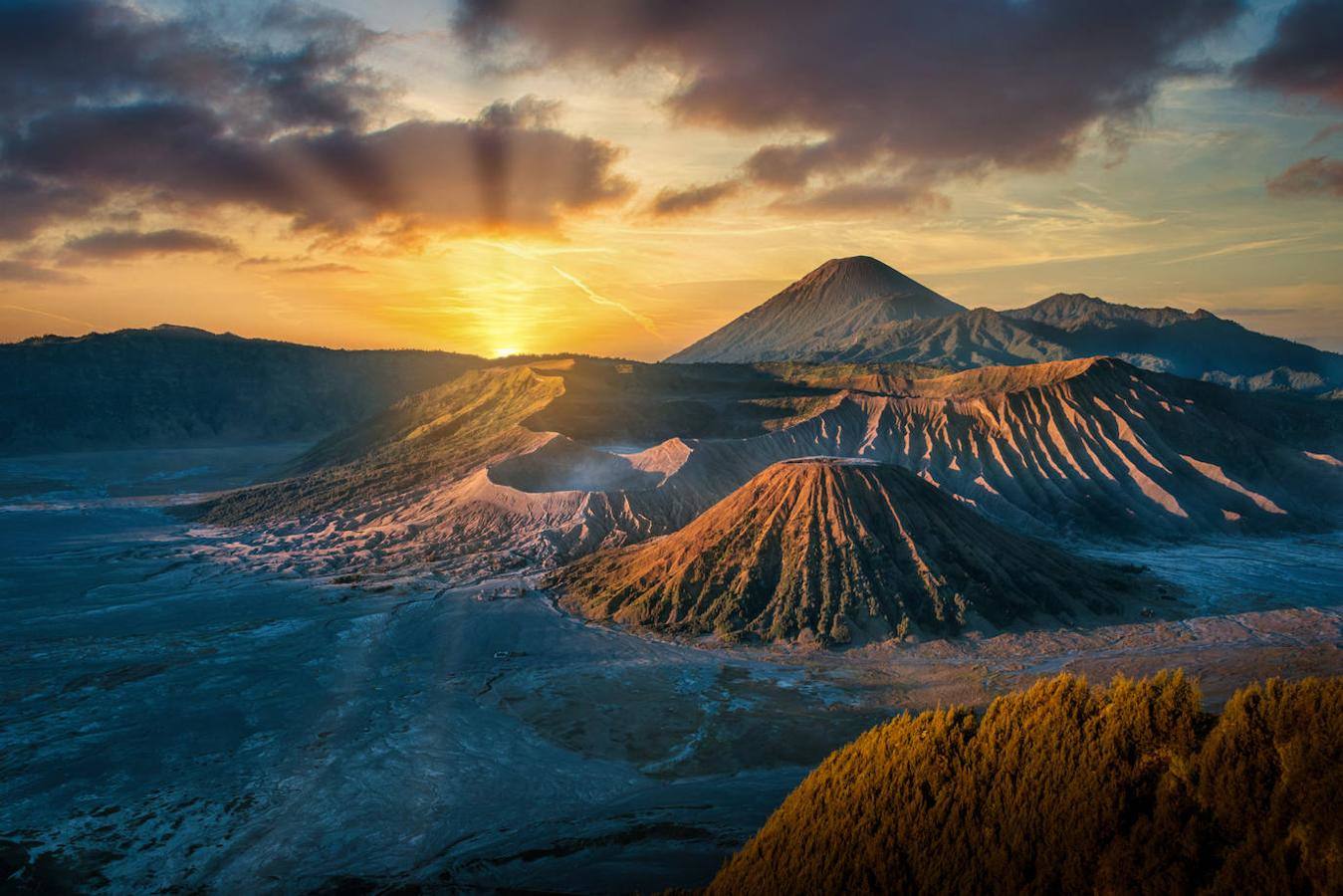 Monte Bromo: Este volcán activo de más de 2.300 metros de altura, no es el más alto de Java, pero sí el más popular. Se trata de uno de los volcanes más activos del mundo con más de 50 erupciones en los últimos dos siglos, siendo en 2004 cuando tuvo lugar una de las más violentas. En ella el humo y la lava llegaron a cubrir varios kilómetros y las rocas volcánicas llegaron a alcanzar a dos turistas que visitaban el lugar. 