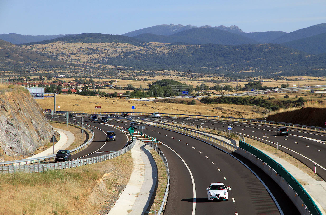 Varios coches circulan por el tramo de la circunvalación de Segovia cuyas obras de desdoblamiento terminaron hace un año.