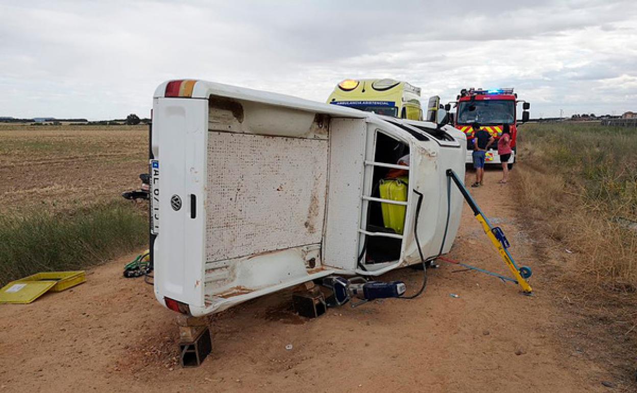 Valladolid: Tres heridos, entre ellos un menor, en el vuelco de una pick-up en Villalba de Adaja
