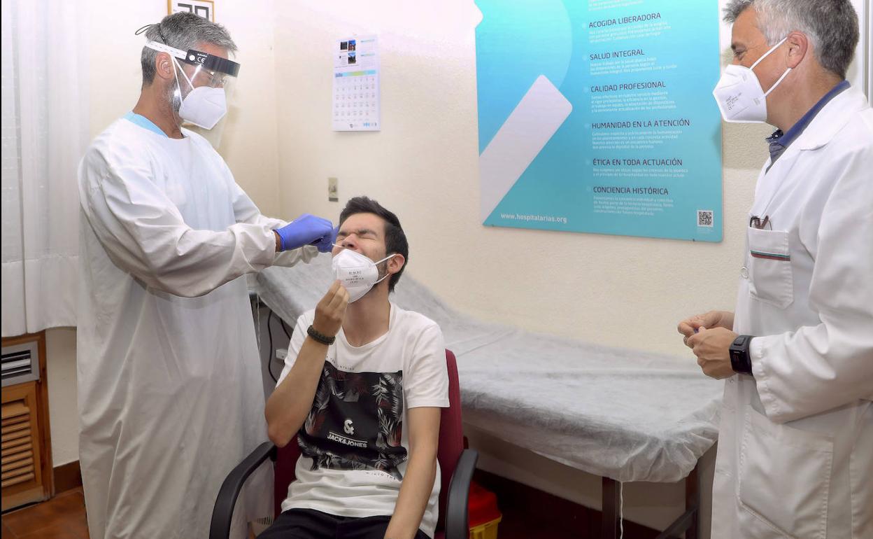 Una prueba de antígenos en Hermanas Hospitalarias.