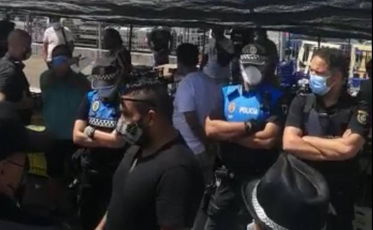 Agentes de la Policía Local y Nacional, este domingo en el mercadillo. 