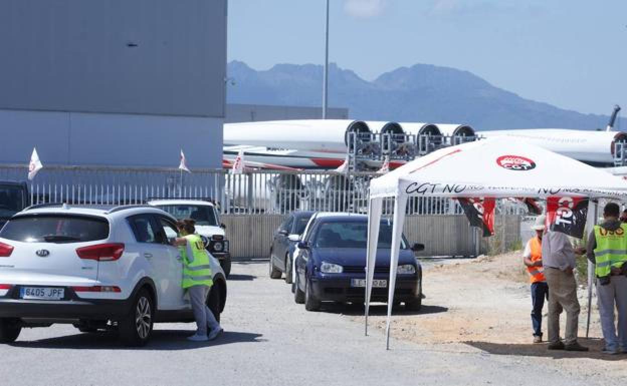 Los trabajadores de LM Windpower bloquean la salida de la producción de la factoría de Ponferrada. 