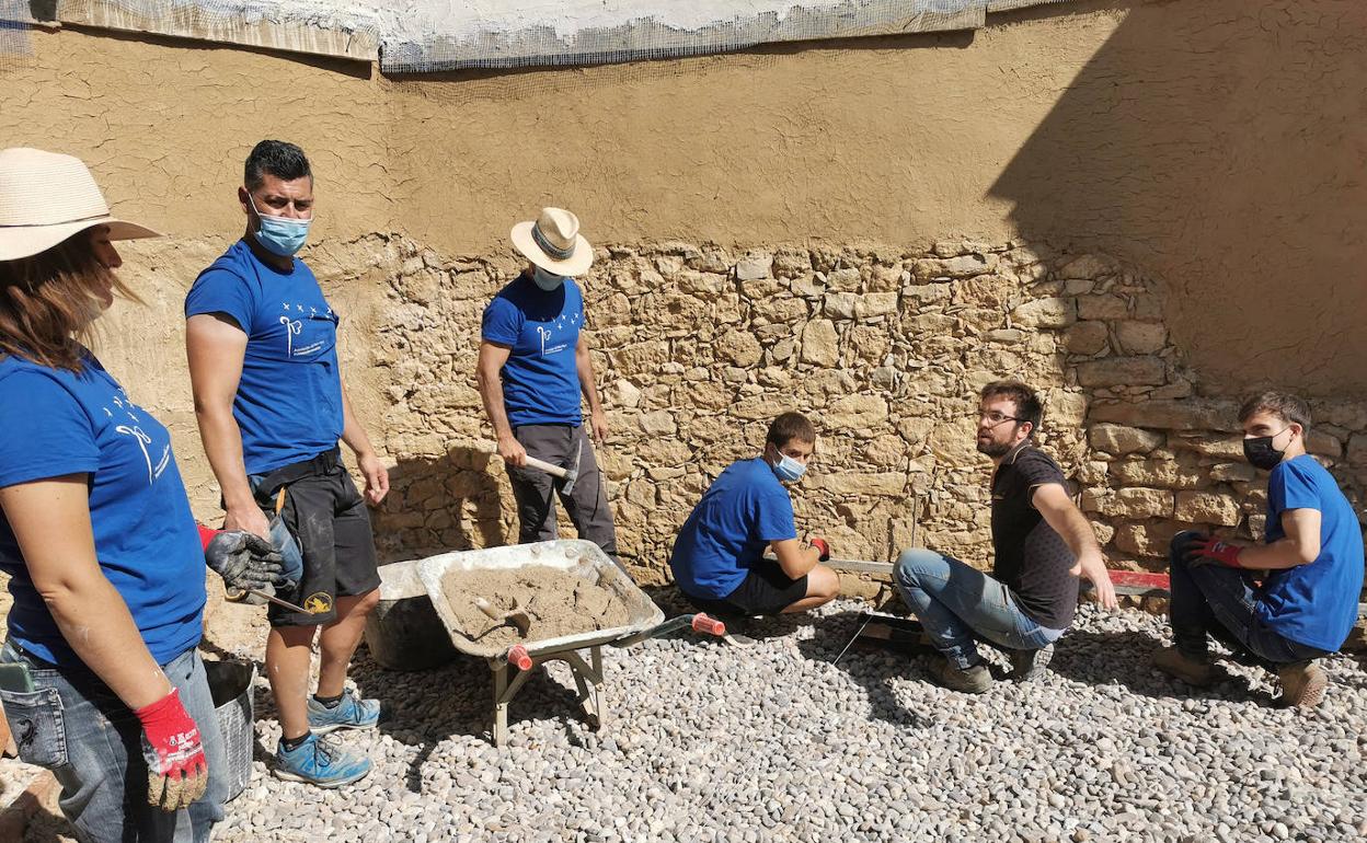 Algunos de los participantes en los talleres de rehabilitación con tierra.