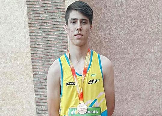 Sergio Gil, con su bronce. 