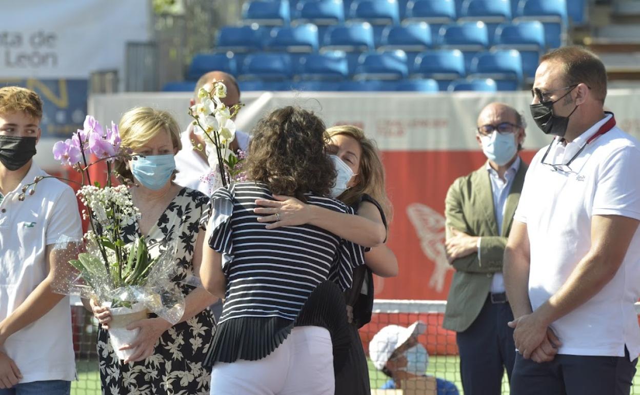 Virginia Ruano se abraza a Mónica Muñoz durante el acto inaugural del torneo.