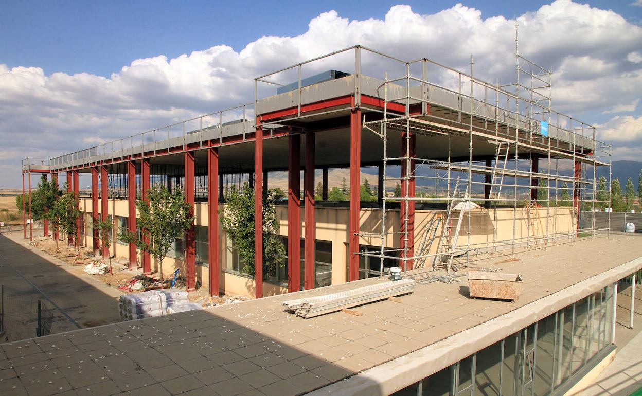 Estructura de la planta elevada que se construye en el proyecto del centro cívico de Nueva Segovia. 