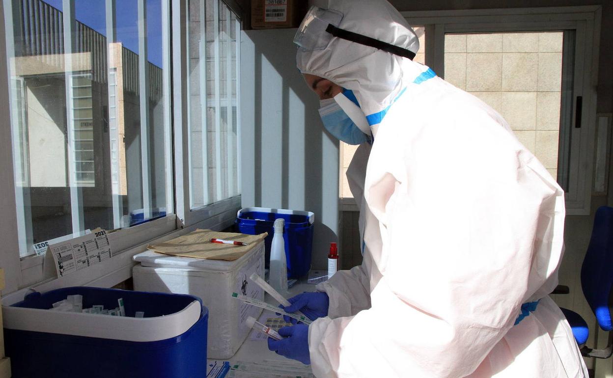 Una sanitaria prepara unos test de pruebas en el Hospital General de Segovia. 