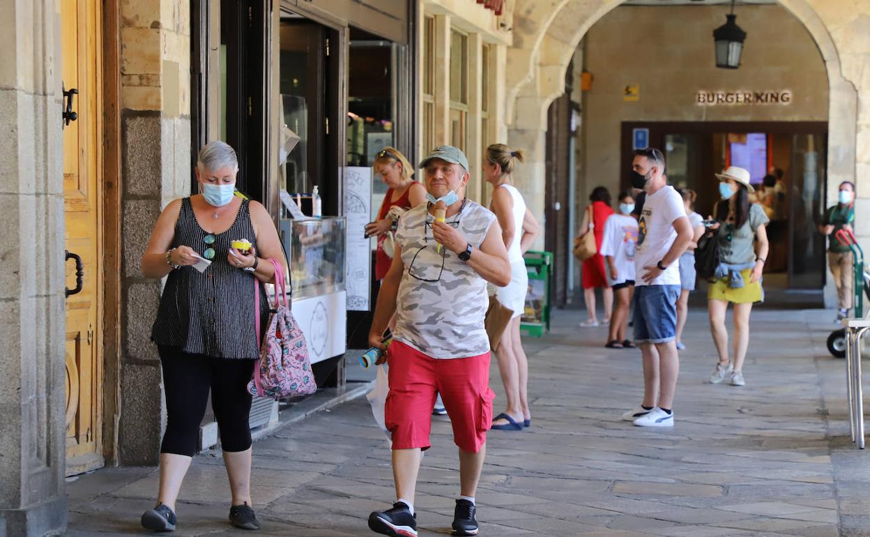 Varias personas paseando por la Plaza Mayor de Salamanca.