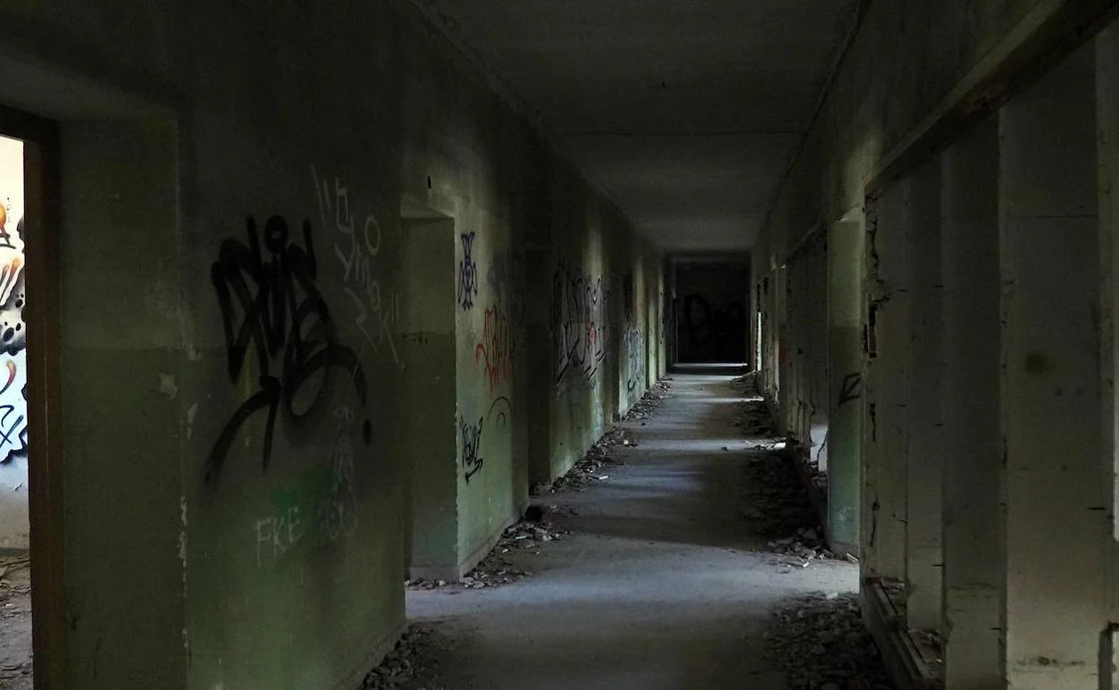 Imagen de uno de los pasillos interiores del viejo sanatorio de tuberculosos de Boecillo. 