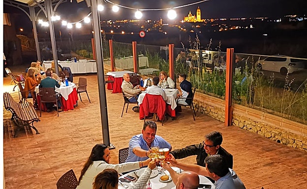 Terraza vagón del restaurante La Postal, donde se celebra la cena maridaje