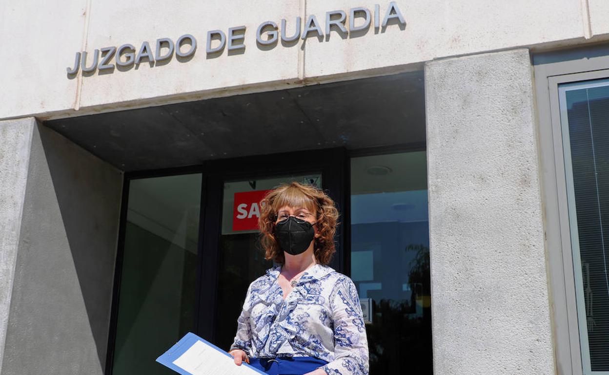 Begoña Gonzalo, en la puerta del juzgado de guardia antes de presentar la denuncia. 