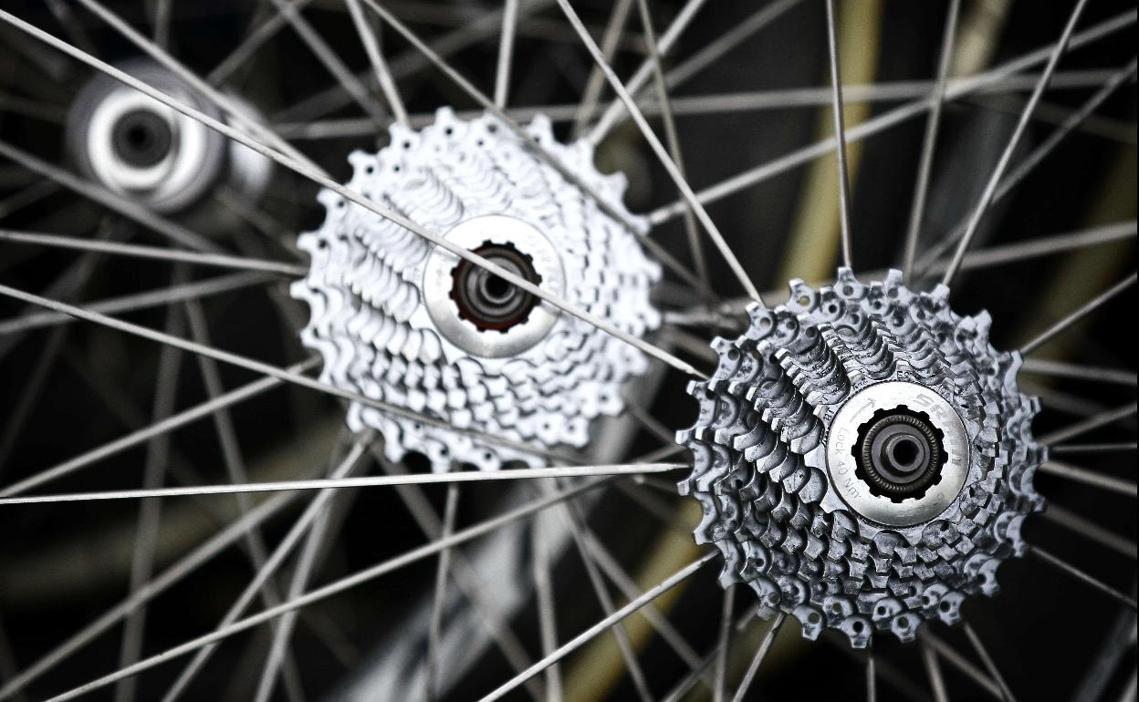 Palencia: El ciclista hallado muerto en un arcén cerca de Aguilar se salió de la vía y no llevaba casco