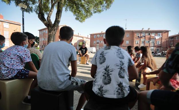 Clase de cajón flamenco impartida en la plazoleta Segundo Montes, en el barrio de Las Viudas.