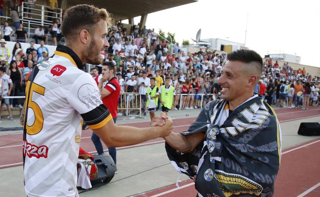 Flórez saluda a Piojo el día del ascenso a Segunda B de Unionistas. 