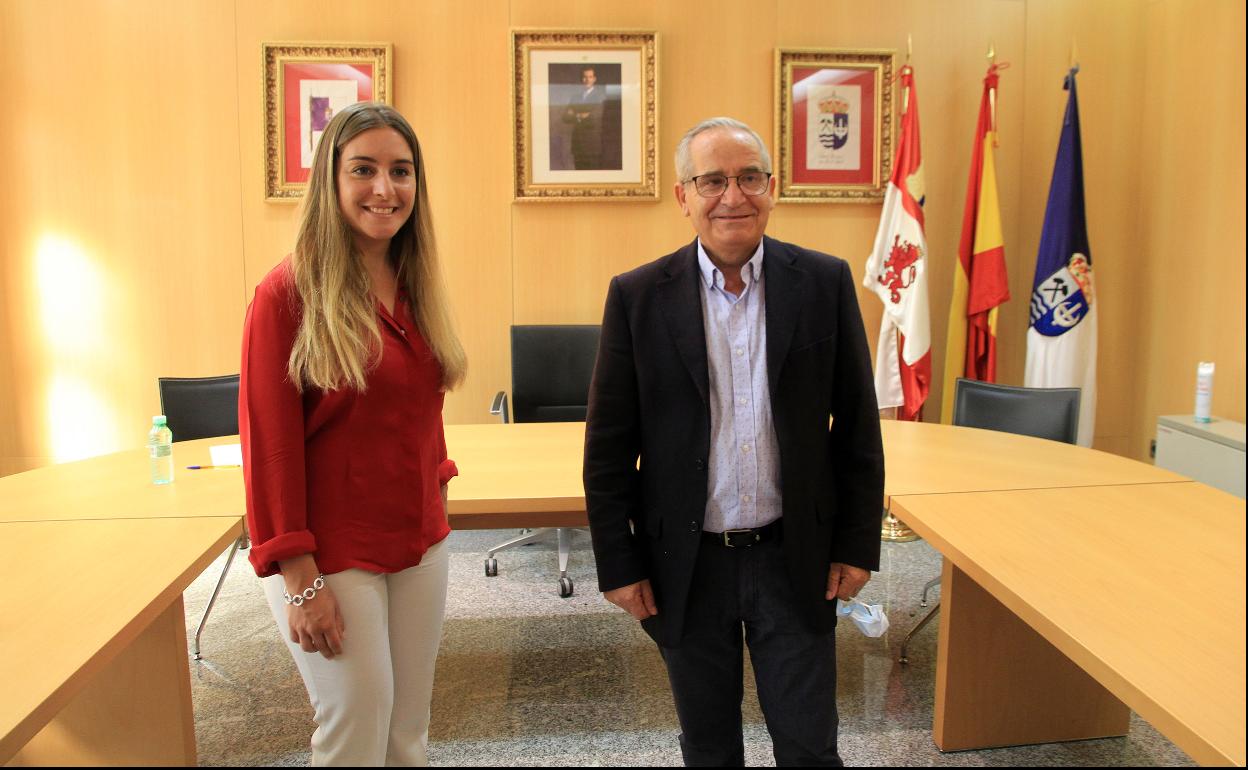 Elisabet Lázaro y Vicente Calle, en el salón del Ayuntamiento de La Lastrilla. 