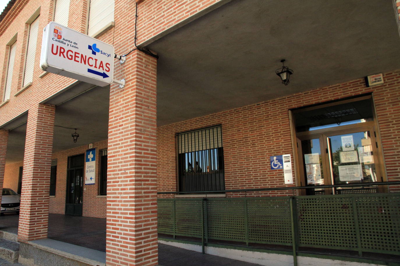 Soportales del bloque en cuyos bajos están el centro de salud de Nava y el acceso a urgencias. 