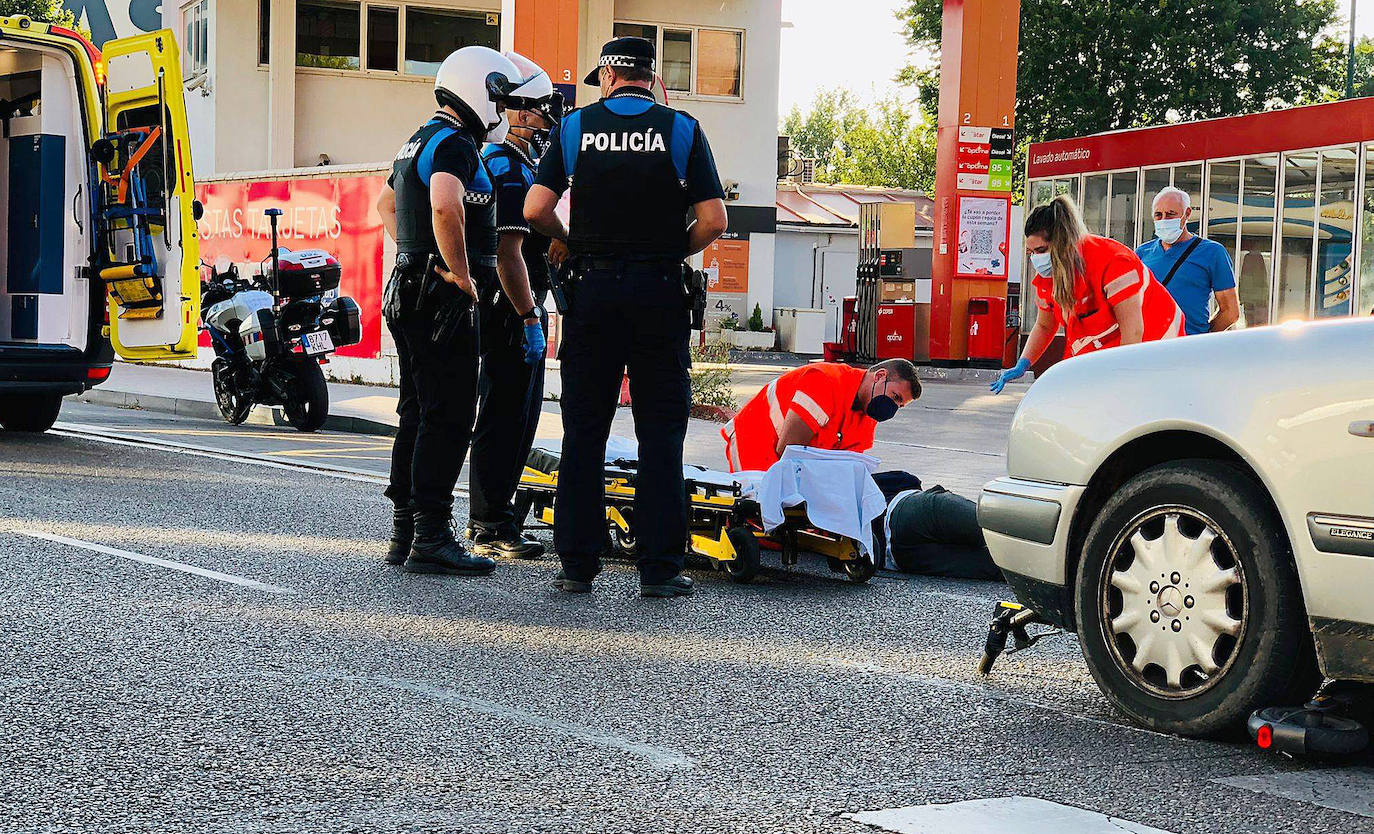 Los sanitario asisten al usuario del patinete. 