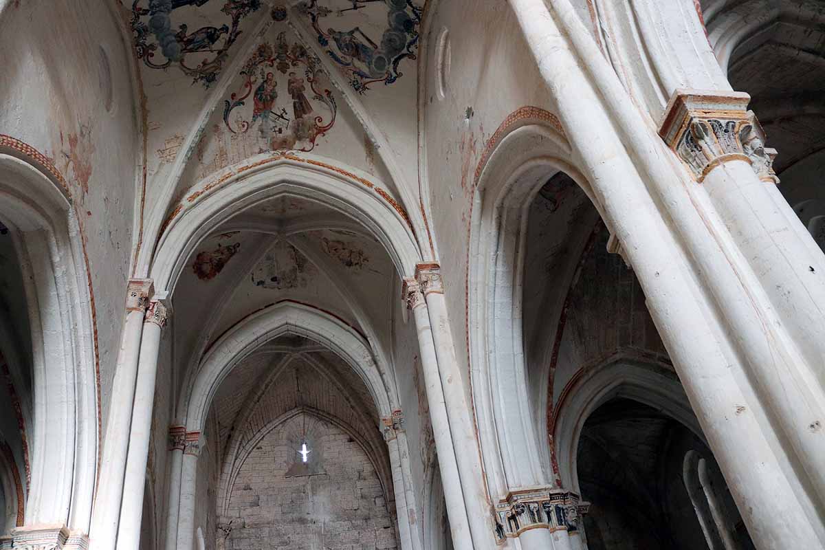 Interior iglesia de Villamorón.