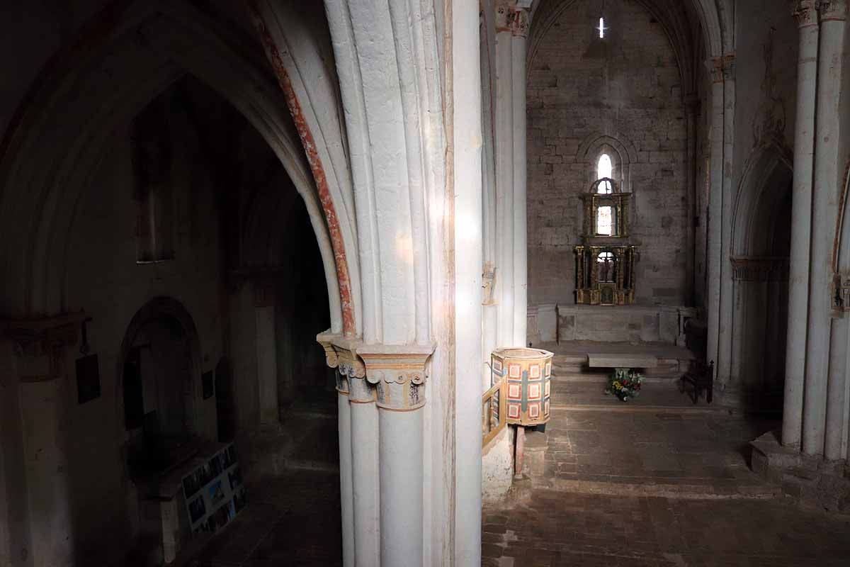 Interior iglesia de Villamorón.