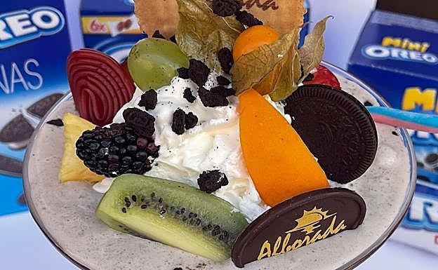 Helados con decoración frutal