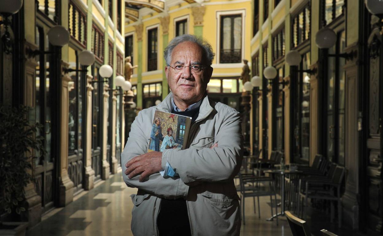 Agustín García Simón, con la biografía de Álvaro de Luna. 