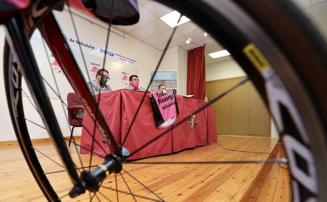 Presentación del trofeo de triatlón. 