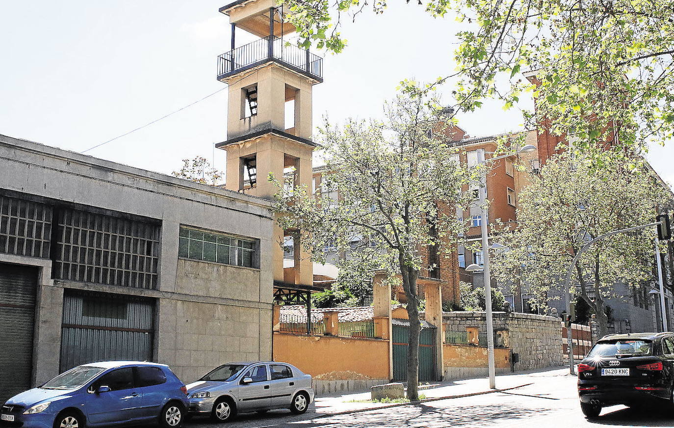 Antiguo cuartel de bomberos de Segovia e iglesia del colegio Claret. 