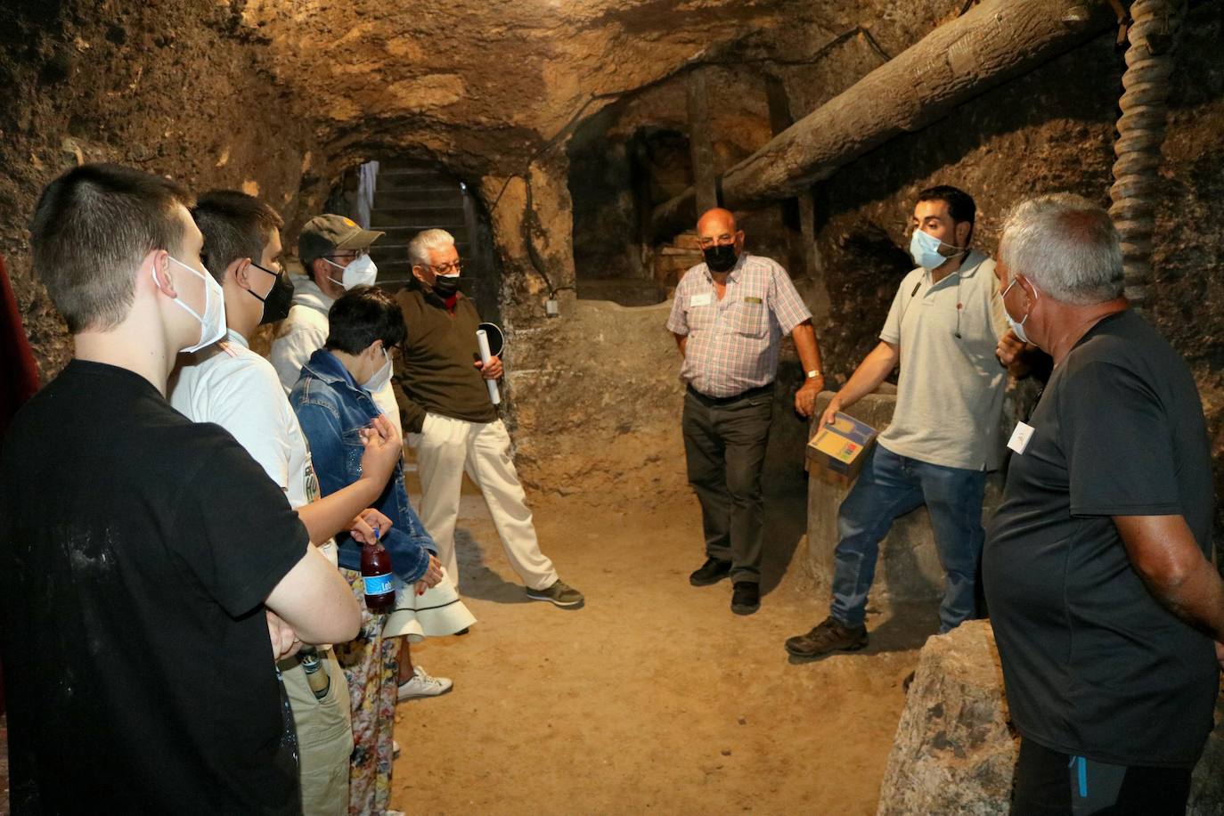 Los visitantes atienden las explicaciones del enólogo Rubén Montero. 