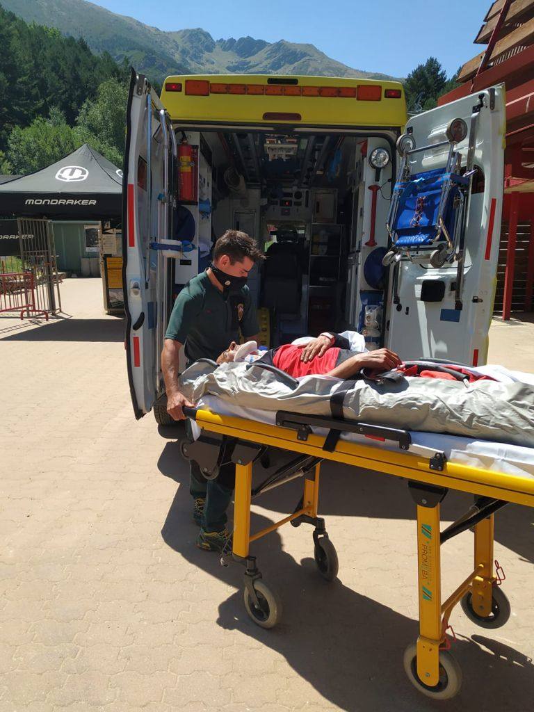 Traslado en ambulancia del hombre herido tras sufrir una caída en la estación de La Pinilla..