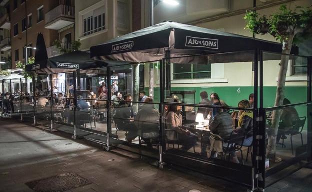 Imagen principal - Arriba, la terraza al aire libre de Ajo de Sopas en el Paseo del Salón de Palencia. Abajo, El Invernadero para eventos. 