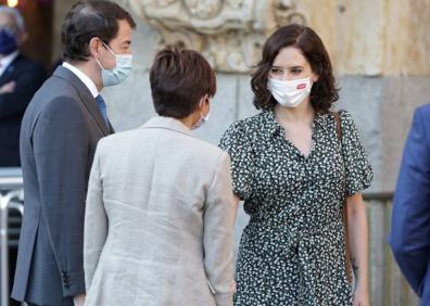 Imagen secundaria 1 - Abucheos a Sánchez y aplausos al Rey a su llegada a la Plaza Mayor de Salamanca