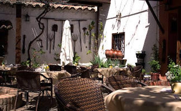 Patio interior del hostal El Palacio. 