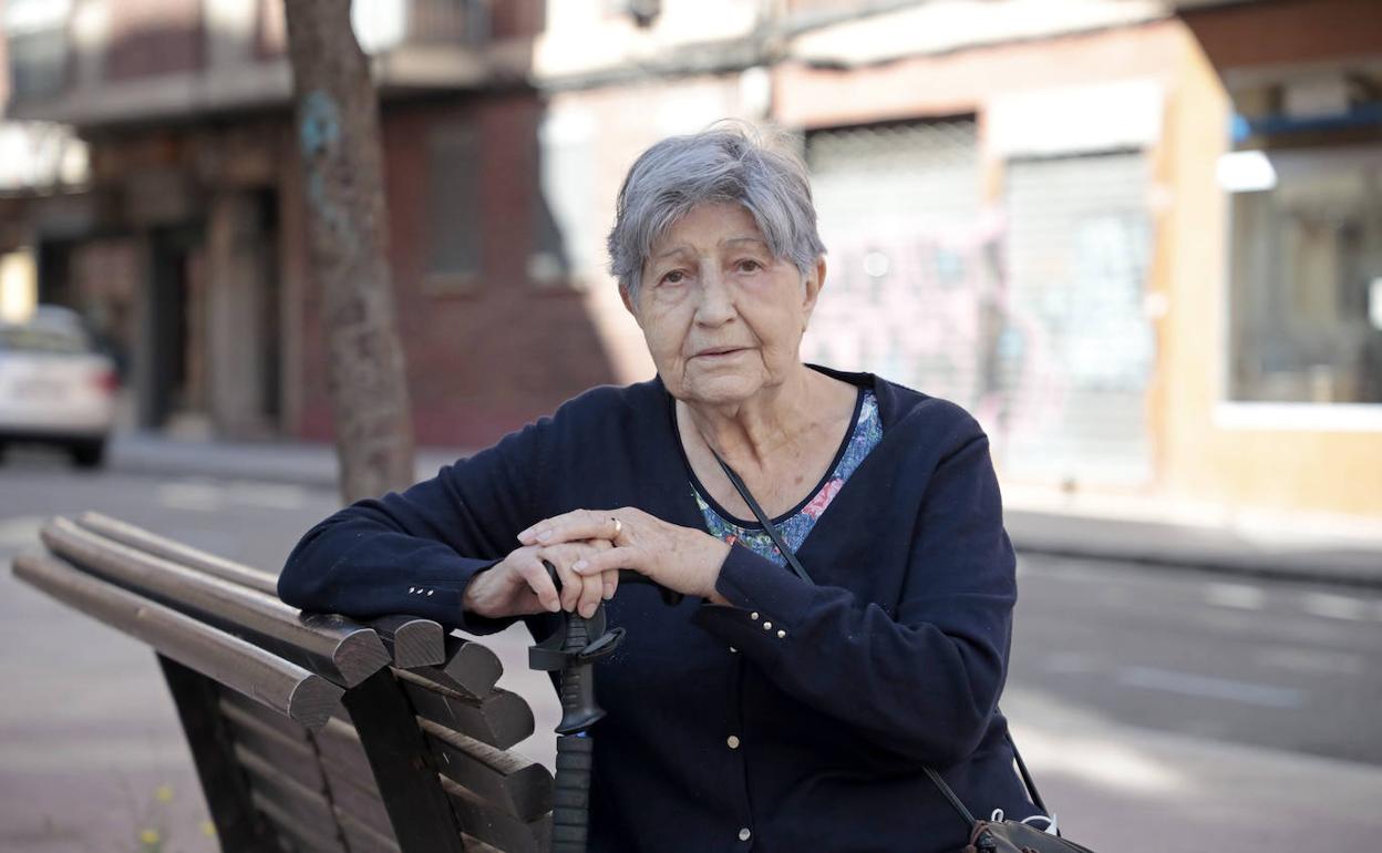 Sofía Pérez, en un banco de la calle Alamillos. 