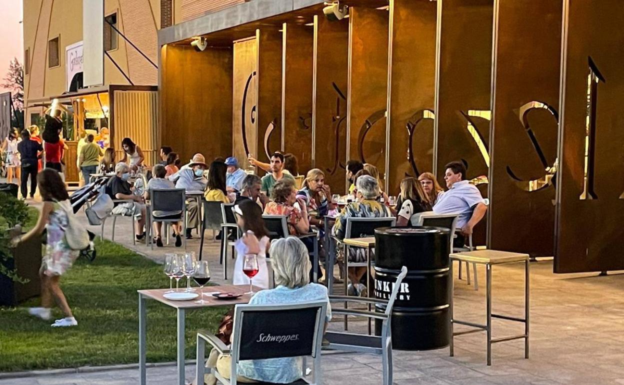 Terraza de verano en las instalaciones de Bodegas Gordonzello, un nuevo aliciente para el municipio leonés de Gordoncillo. 