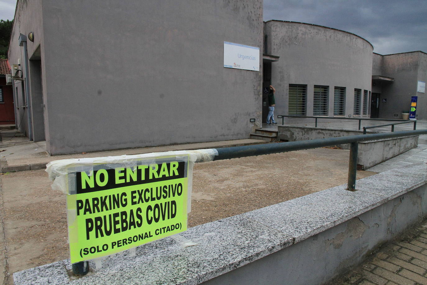 Acceso al centro de salud de Cantalejo durante la pandemia del coronavirus. 