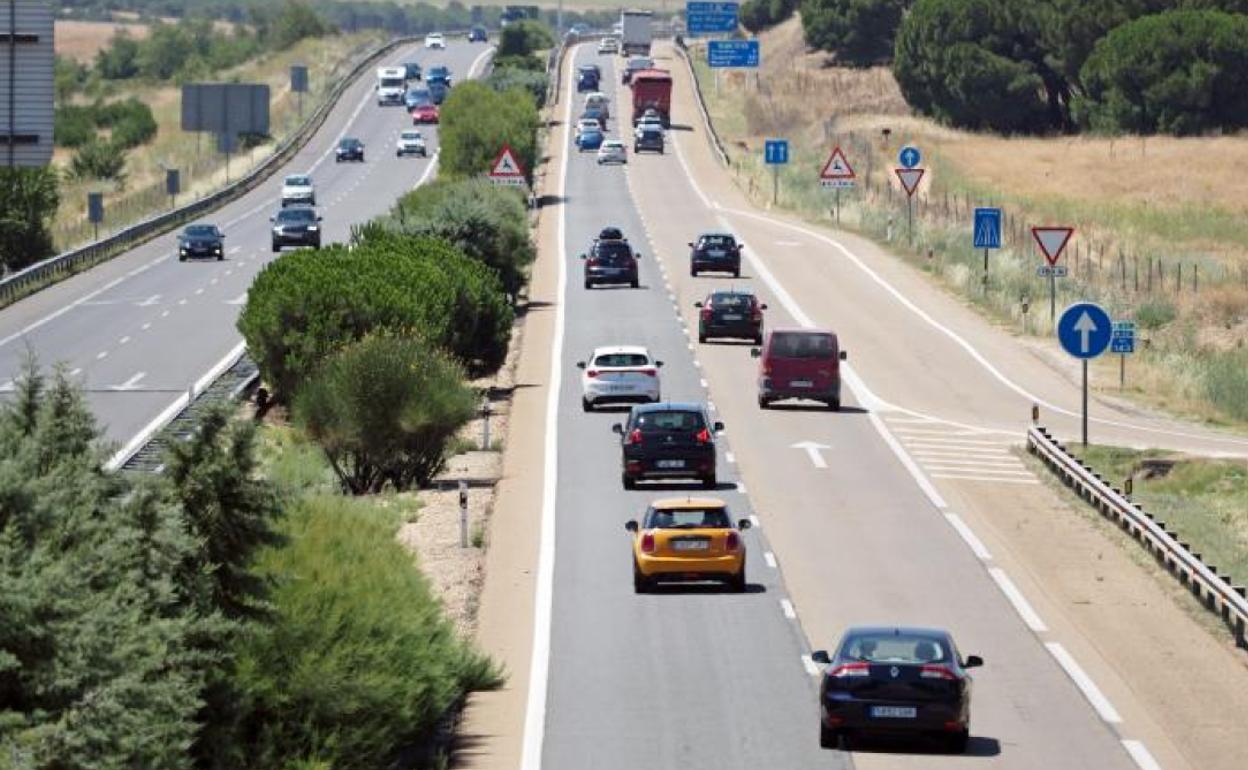 Circulación al inicio de la operación salida en la autovía de Salamanca. 